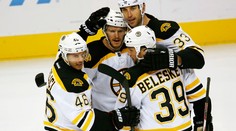 Dvojbodový Chara pomohol k výhre Bostonu, Hossa sa zranil