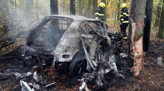 Šokujúci prípad z Česka: Muž viezol zavraždenú manželku, po náraze do stromu sám zomrel