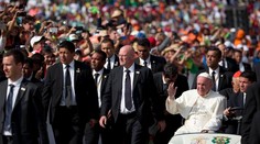 Vatikán potvrdil, že pápež bude na Zelený štvrtok umývať nohy utečencom