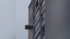 Tento rozchod musel bolieť. Z ôsmeho poschodia letela práčka aj gauč