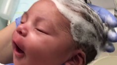 Jednoduché veci sú tie najkrajšie. Bábätko si vychutnáva umývanie vlasov