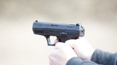 Hrozivý incident na policajnej stanici. Po návrate zo streleckej prípravy skončil postrelený policajt