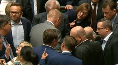 Poľskom zmieta ďalšia politická kríza. V parlamente zazneli drsné slová