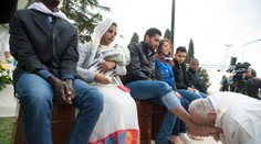 Pápež umyl nohy moslimským migrantom. Niektorí plakali od dojatia