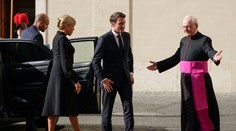 Obete zneužívania vyzvali Emmanuela Macrona, aby túto tému otvoril na stretnutí s pápežom