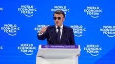 Detail, ktorý zaujal celý svet: Prečo mal francúzsky prezident Macron počas prejavu slnečné okuliare?