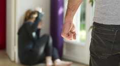 Hrôza na západnom Slovensku. Tehotnú manželku bil päsťou do tváre, s nožom v ruke sa jej vyhrážal zabitím