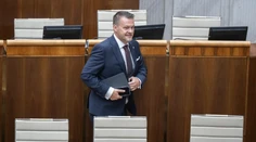 Ministra investícií Migaľa zatiaľ neodvolajú. Mimoriadnu schôdzu sa nepodarilo otvoriť