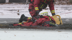 Zamrznuté jazerá nemusia byť bezpečné. Záchranár prezradil, čo treba robiť, ak sa niekto prepadne pod ľad