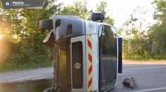 Prevrátená sanitka zablokovala cestu na Lednické Rovne