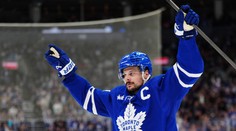 VIDEO: Auston Matthews pomohol hetrikom k veľkému obratu. Na klubovú legendu Toronta mu chýba jediný gól
