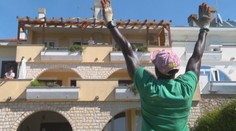 Z každého vysýpania kontajnera robí šou. Smetiar je na chorvátskom ostrove celebritou