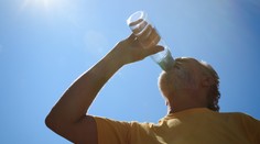 V horúčavách nepodceňujte riziko úpalu či úžehu. Pozrite sa, ako poskytnúť pomoc pri prehriatí