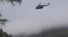 Záťažový test vo Vysokých Tatrách. Z vrtuľníka liali vodu na miesta, kde sa zosúva chodník