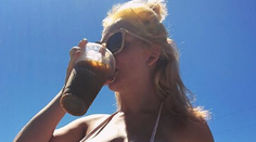 Chcela zaujať nahými fotkami. Vyzliekať by sa ale mala len v tme