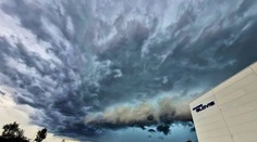 FOTO: Na Slovensko dorazila výrazná búrková línia. Prináša lejak aj silný vietor