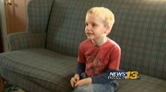 Čo dokáže spôsobiť nevinná pusa na líce: Žiaka (6) pre to vyhodili zo školy