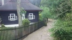 Žilinský kraj zasiahol prívalový dážď, platí výstraha 2. stupňa pred povodňami