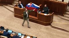 Zavaril si Kotleba možným hajlovaním v NR SR? Prokurátor chce jeho gestá použiť na súde. Ten na poslednú chvíľu presunuli