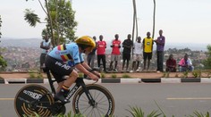 Belgičan Remco Evenepoel suverénne vyhral časovku. Oslavuje tretí titul majstra sveta v sérii