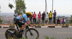 Belgičan Remco Evenepoel suverénne vyhral časovku. Oslavuje tretí titul majstra sveta v sérii