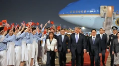 FOTO+ VIDEO: Trump priletel na návštevu Číny. Z lietadla vyzval Si Ťin-pchinga, aby otvoril dvere pre americké firmy