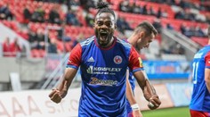 Pil z kaluže, rodičia museli predať dom. Prespával na bratislavskej stanici, teraz vytočil Slovan (príbeh)