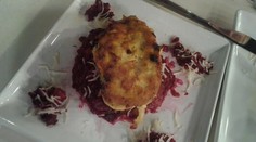 Kurací rezeň s cviklovým šalátom a syrom