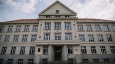 „Budeme vykonávať pomstu.“ Študentka spolužiakovi naliala smrteľnú dávku metanolu, odpila si aj učiteľka