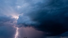Značnú časť Slovenska v sobotu potrápia búrky. Meteorológovia rozšírili výstrahu