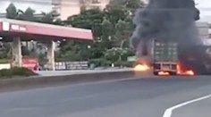 Zrážka kamióna s nákladným autom skončila obrovským výbuchom