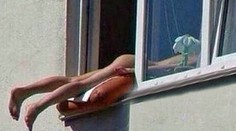 Slečna sa opaľovala nahá v okne, spôsobila dopravnú nehodu