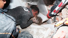 Záchranári plakali od šťastia: Po štyroch dňoch od zemetrasenia vytiahli z trosiek živé dievčatko
