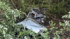 Tragické ráno na Záhorí. Vodič po narazení do stromu nemal šancu prežiť