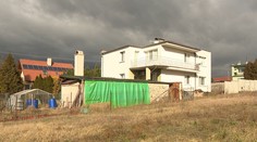 Mladá rodina sa tešila z vysnívaného pozemku, sused blokuje ich stavbu