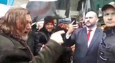 Slovná prestrelka medzi kollárovcami a protestujúcimi: Vznikla poriadne napätá atmosféra