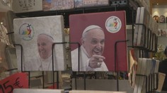 Kým bojuje o život, rozbehol sa okolo neho biznis. Vatikán zaplnili predmety s podobizňou pápeža Františka