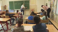 Tisícky detí stále chodia na vyučovanie poobede. Ak by si mohli vybrať, chceli by tradičný čas