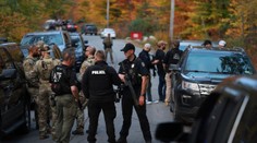 V dome strelca, ktorý zabil v Maine 18 ľudí, našli záhadný odkaz. Sused naznačil, kde by sa mohol skrývať