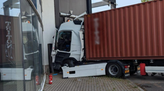 Vážna nehoda v Bratislave. Do budovy narazilo nákladné auto