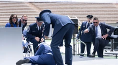 VIDEO: Joe Biden zakopol a spadol na pódiu počas slávnosti