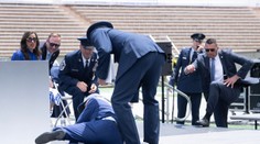 VIDEO: Joe Biden zakopol a spadol na pódiu počas slávnosti