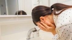 Väčšina ľudí si umýva tvár nesprávne. Expertka odhalila pravidlo, ktoré by ste mali dodržiavať