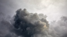 Na strednom a východnom Slovensku sa môžu vyskytovať búrky s lejakmi. Pre viaceré okresy platí výstraha