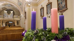 Bohoslužby cez advent zakázali. Predstaviteľom cirkví sa to nepáči, zhoda nie je ani v koalícii