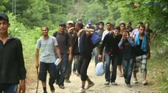 V zamknutom nákladiaku sa udusilo takmer 100 utečencov