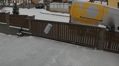 VIDEO: Balík s elektronikou ležal v snehu pred domom. Kamera zachytila zarážajúce správanie kuriéra