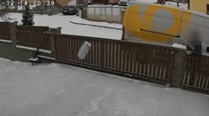 VIDEO: Balík s elektronikou ležal v snehu pred domom. Kamera zachytila zarážajúce správanie kuriéra