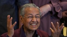 Najstarší premiér na svete podal demisiu