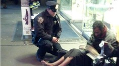 Policajtovi, ktorý dojal celý svet, sa zmenil život